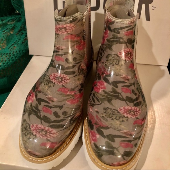 Cougar Kensington waterproof Chelsea boot.
Size 6 used - Picture 3 of 10